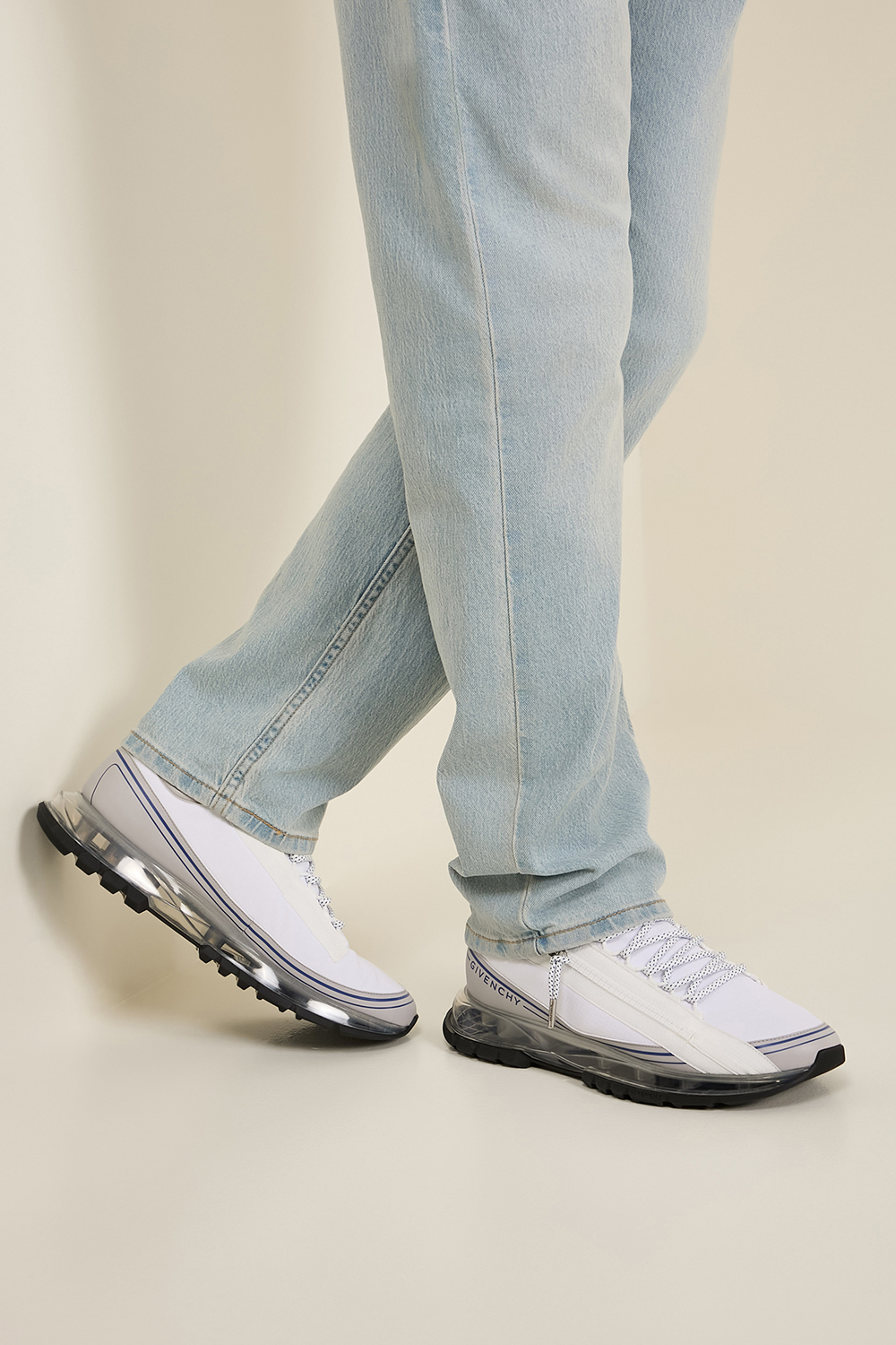 תמונת כל הלוק של נעלי סניקרס